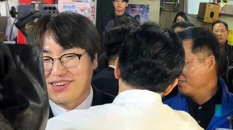 부산 시장서 마주친 하정우·한동훈 “파이팅입니다” 격려