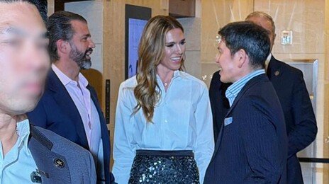 트럼프 장남, 정용진 부인 콘서트장에…‘빨간 모자’ 사인도