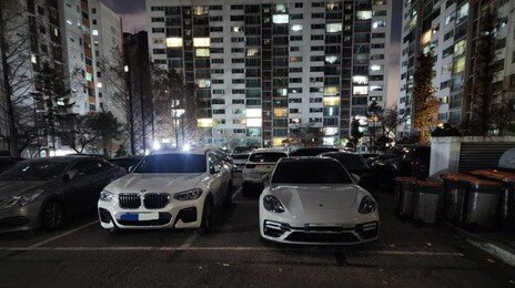 2년째 주차 공간 2개 자치한 포르쉐…“저주 말고는 방법 없어”