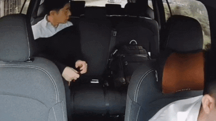 “뒷좌석에 애기 있었네”…한국인 승객, 베트남 택시기사 딸에 용돈 건네