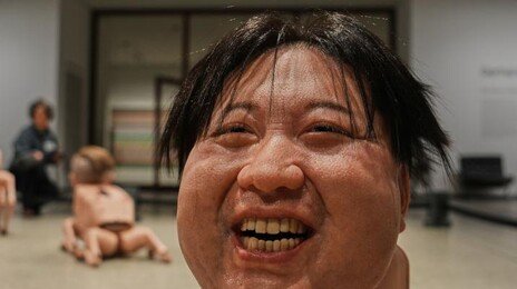 독일 미술관에 나타난… 김정은·머스크 얼굴의 ‘로봇 개’
