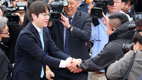 하정우, 상인과 악수 후 손털기 논란…국힘 “더럽다고 느꼈나”