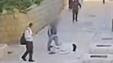 수녀 넘어뜨리고 발길질…이스라엘 “수치스러운 행위”