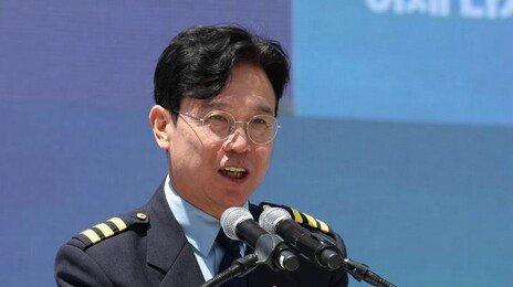 ‘기관사 유니폼’ 다시 입은 고용장관…“노동의 눈 안 변해”