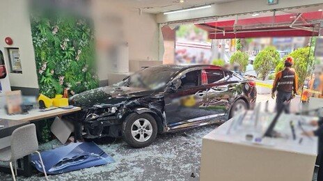 부산서 70대 운전자가 몰던 승용차, 매장 돌진…3명 부상