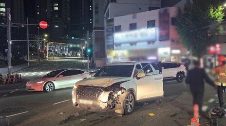 부산서 신호위반 승용차가 오토바이 들이받아…30대 남성 사망