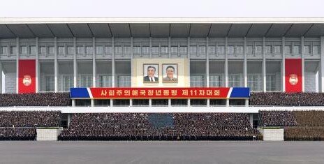 김정은, 청년대표들 만나 ‘애국심·전투력’ 독려