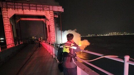 한밤중 군산 계류장 어선서 불…해경·소방 공조로 확산 막아