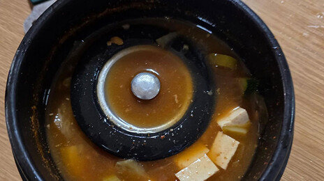 “된장찌개에 ‘싱크대 뚜껑’이…배 아프면 청구하라더라”