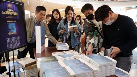 서점 매출도 3% 감소…출판업계 침체 속 웹툰·웹소설만 성장세