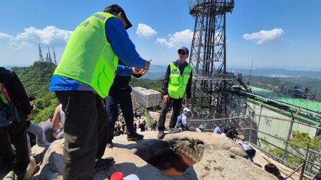 ‘MZ 핫플’로 뜬 관악산… 라면국물-쓰레기 몸살