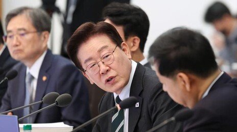 李대통령 “부분 개헌 현실적…안 맞는 옷은 바꿔야”