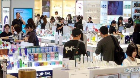 한중일 맞물린 ‘황금연휴 특수’ 누린 면세점…외국인 매출 껑충