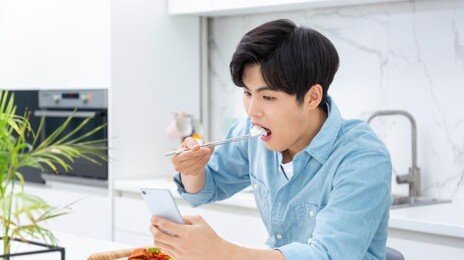 “한국서 혼밥하려다 두 번 퇴짜”…CNN이 본 ‘1인 식사 트렌드’
