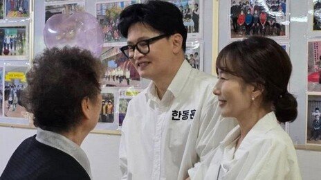‘큰절 올리고 셀카 찍고’ 한동훈 부부 첫 동반 행보