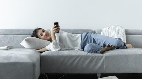 ‘불금’엔 ‘비행기 모드’ ON…“사람 만나는 게 피곤하다”