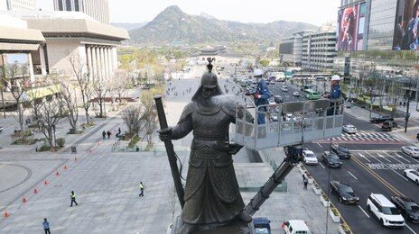 망치로 광화문 이순신 동상 파손 시도 40대, 경찰에 한 말이…