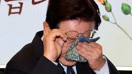 李, 순직자 부모에 카네이션 달며 눈물… “국가가 자식 도리 할것”