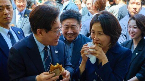 “이게 더 맛있네” 李대통령 부부, 남대문시장서 1인 1호떡