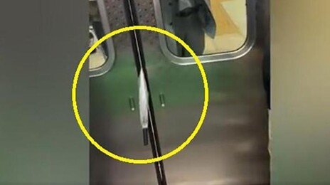 지하철 출입문에 우산 밀어넣고 ‘대치’…기관사의 대처는?
