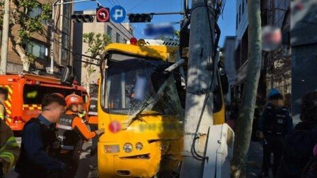 동대문구서 셔틀버스 전신주 충돌…운전자 “감기약 먹었다”