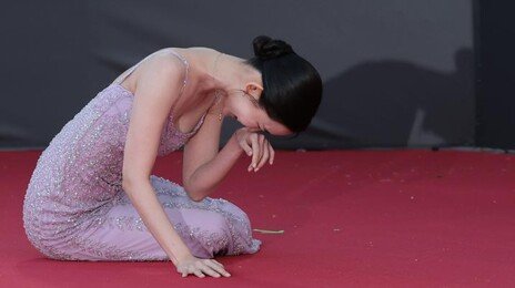 배우 신현빈, 백상 레드카펫서 두 번이나 ‘꽈당’