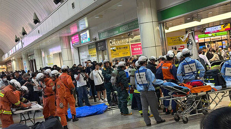 “매운 냄새에 비명” 日전철 스프레이 테러…승객들 대피