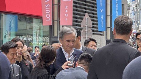 국내 백화점 둘러본 LVMH 회장, 매장 도면까지 ‘꼼꼼 체크’ 눈길