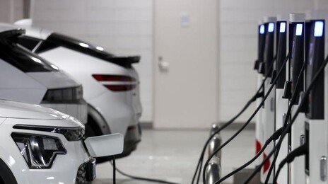 전기차 100만 시대 여전한 ‘충전 낭인’… ‘길막 시비’ 에티켓도 부족