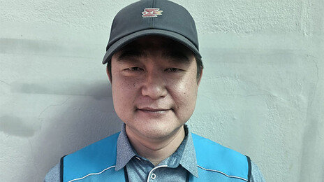 “동물 사체인줄…” 한적한 도로에 쓰러진 노인 구한 집배원