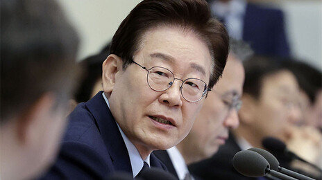 李 “원시적 약탈금융, 서민 목줄 죄어…해결 방안 찾겠다”