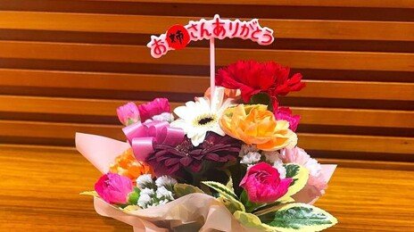 “누나 감사합니다”…日농림상, 21세 연상 다카이치에 어버이날 꽃다발
