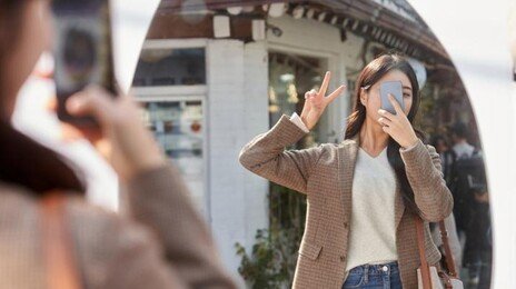 ‘브이 포즈’ 사진 올렸다간…셀카속 지문 복제, 다 털릴수도