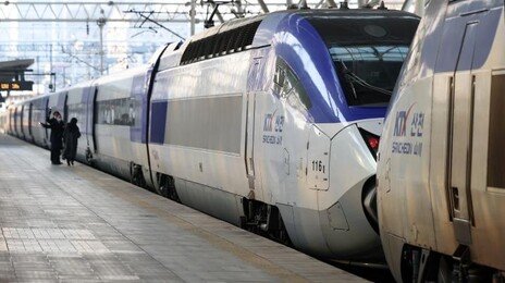 “젊은 사람이 좀 서서 가면 안 돼?”…KTX 특실 무단 착석한 입석 승객