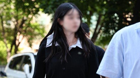 ‘모텔 출산 신생아 사망’ 20대 친모 영장심사 출석…‘묵묵부답’