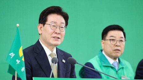 李, 새마을운동중앙회 찾아 “박정희때 큰 성과…지금도 유용”