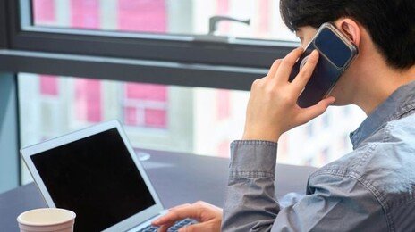 “이제 타자 안 쳐요”…AI가 말 알아듣자 중얼거리는 美 직장인들