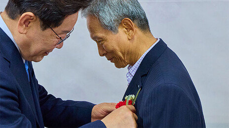 李 초6때 담임, 카네이션 받고 “어떤 교사가 이런 영광을” 눈시울