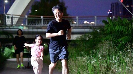 퇴근 빨라진 아빠들…맞벌이 가사·돌봄 격차 77분 줄었다