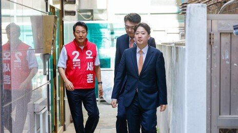 함께 청년원룸 찾은 오세훈·이준석…“고집스런 정책에 고통의 세월”