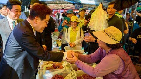 고비마다 대통령들은 ‘시장’에 간다…지켜보는 野는 ‘불편’