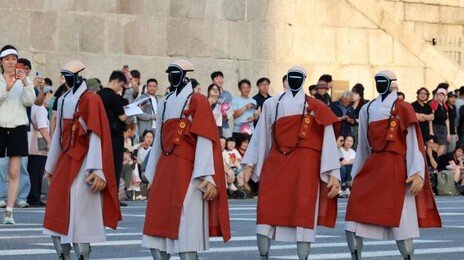 “연등행렬에 등장한 AI 로봇 스님”… 전통과 첨단기술 어우러진 도심 축제