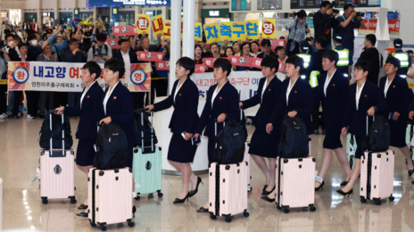 정장차림에 꾹 닫은 입…北 내고향여자축구단, 8년 만에 방남