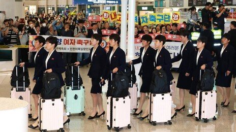 北 女축구단 35명 방한… 환영인사에도 묵묵부답