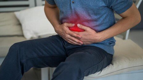 “칼로 옆구리 찌르는 통증”…여름철 3배 늘어나는 ‘이 병’