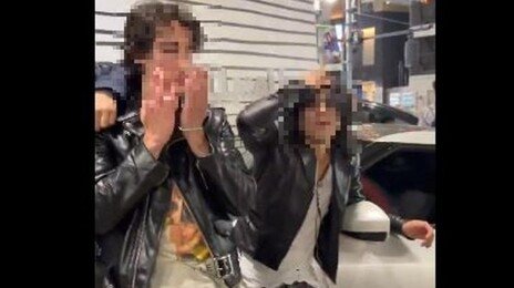 찌그러진 사고 차량 앞에서 포즈…기념촬영 남성들 뭇매