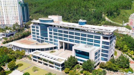 초등학교 수업 도중 발로 차인 영어강사…“보호 대상 아니라 허탈”