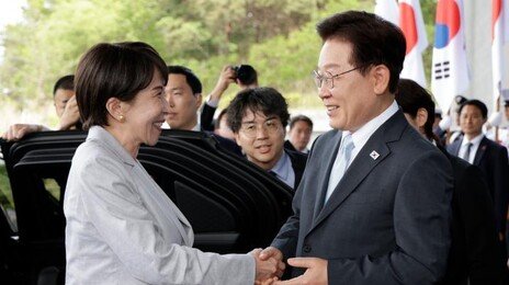 李, 안동 호텔 입구서 다카이치 영접…“시골 소도시 오시느라 고생”