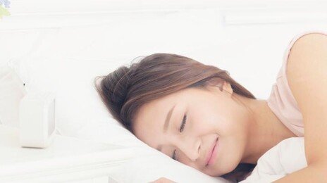 ‘미녀는 잠꾸러기’라지만…잘못 자면 ‘수면 주름’ 생긴다