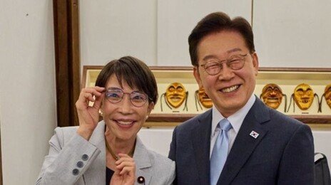 李는 선물받은 안경 쓰고, 다카이치는 李안경 빌려 ‘찰칵’